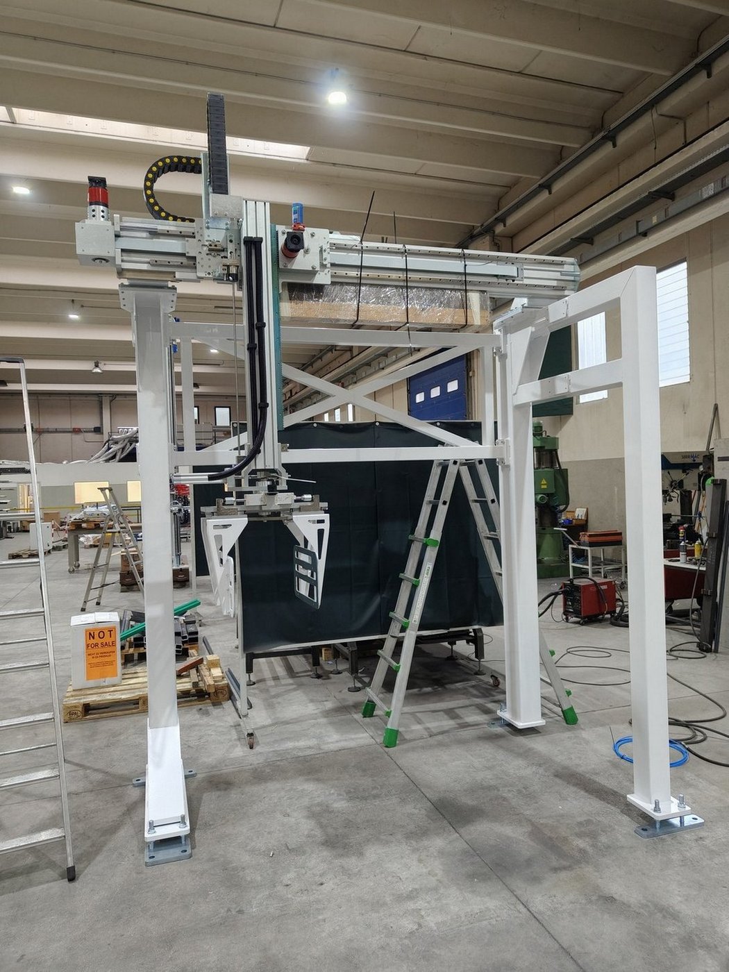 Cartesiano elettrica con Mano a Pinza con chiusura Sincrona Pnaumatica e Rotazione Mano Pneumatica